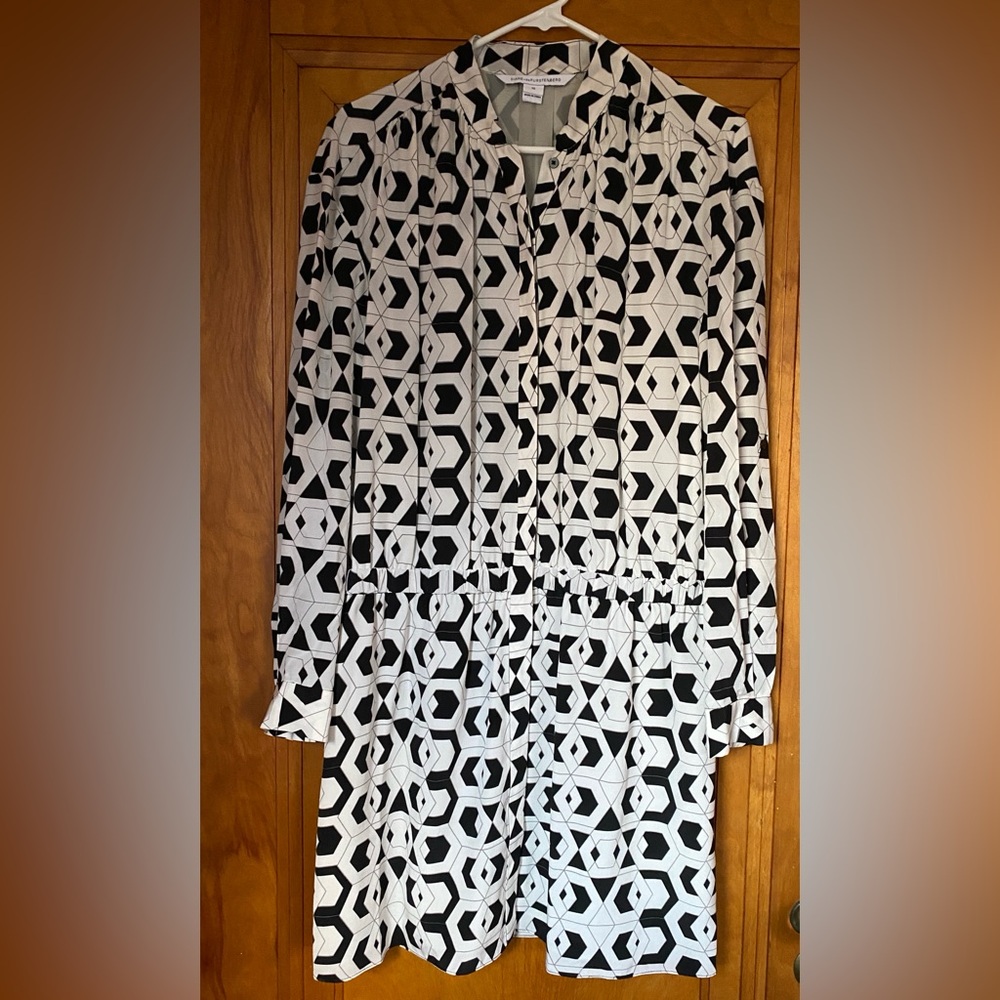 Diane Von Furstenberg Dress. Black & white. Silk. Excellent condition.